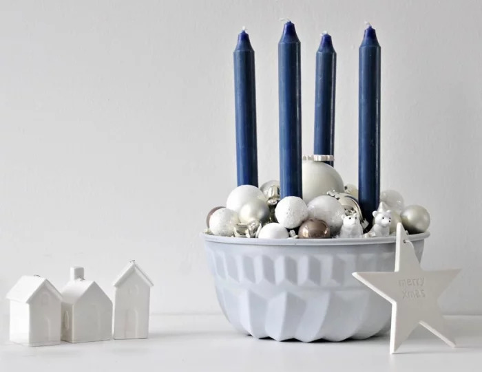 Adventsdeko selber basteln vier blau Kerzen und weiße Christbaumkugeln