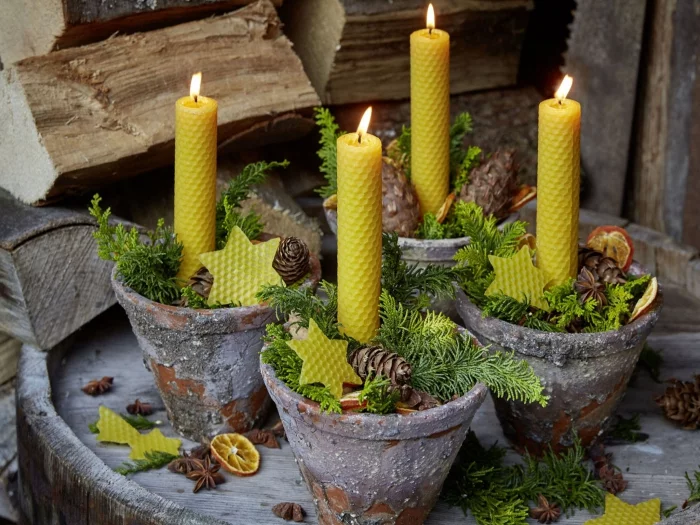Adventsdeko selber machen vier gelbgrüne Kerzen in vier Töpfen