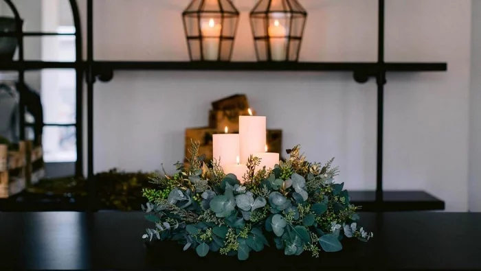 Adventskranz selber machen mit weißen Kerzen und Eukalyptuszweigen