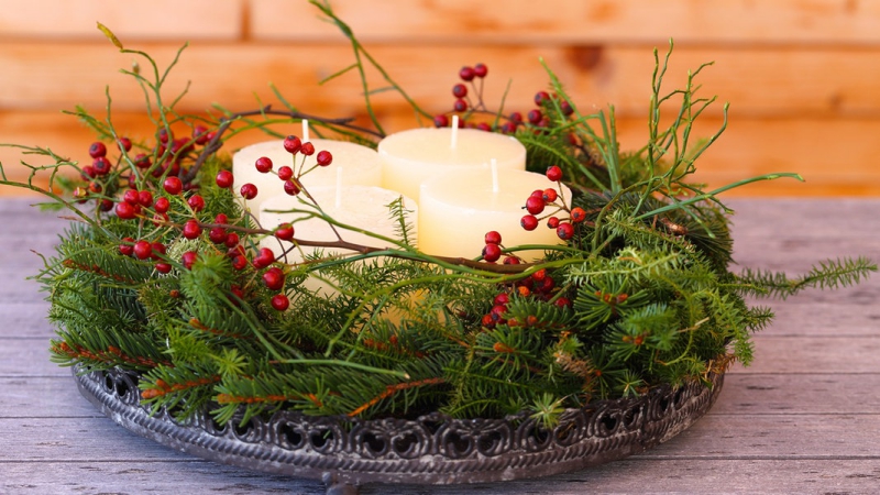 Auf einem alten Tablett vier weiße Kerzen und viel natürliches Grün - Last Minute Weihnachtsgestecke