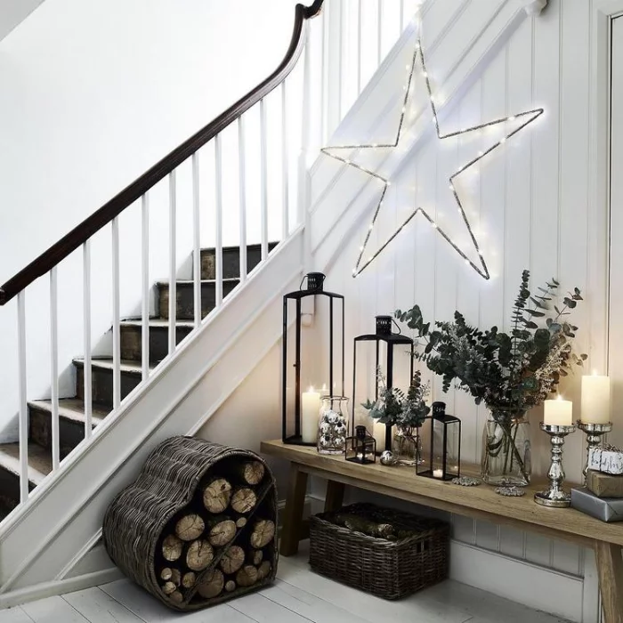 Den Flur weihnachtlich dekorieren auf skandinavischer Art in Weiß und Schwarz