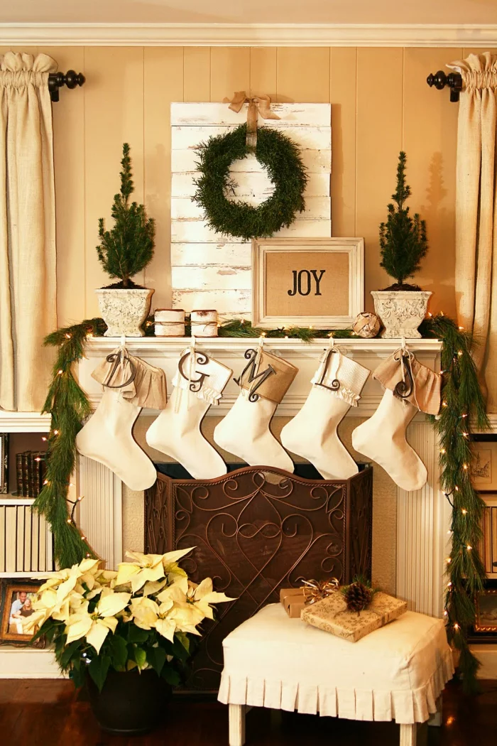 Den Kamin weihnachtlich dekorieren mit weißen Nikolausstiefeln und Tannengrün