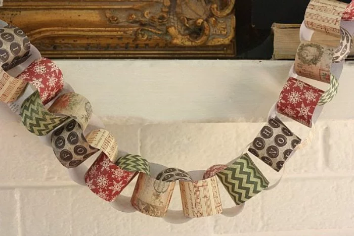Einfache Girlande aus Buntpapier als Weihnachtsdeko