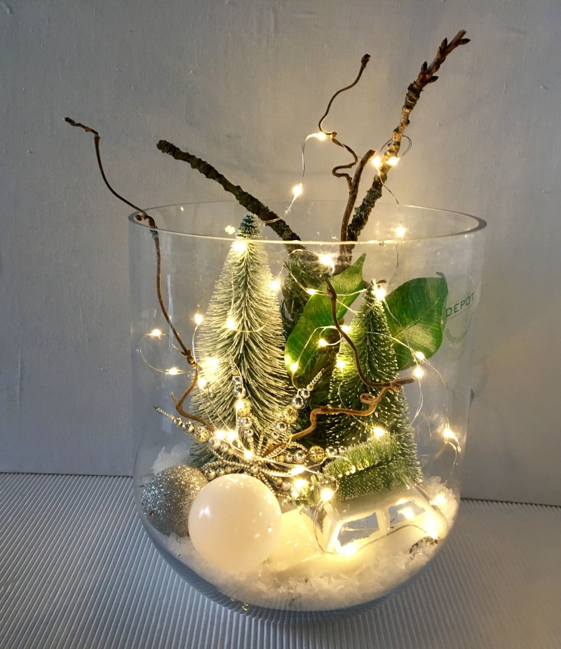 Last Minute Weihnachtsgesteck im Glas mit Lichterkette