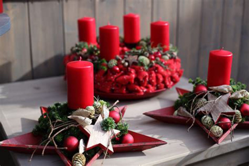 Last Minute Weihnachtsgestecke selber machen Adventskranz und zwei Gestecke mit roten Kerzen
