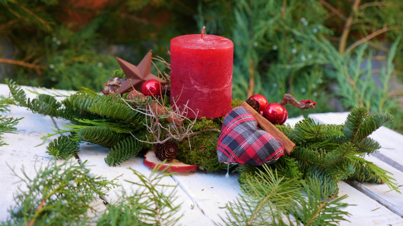 Last Minute Weihnachtsgestecke selber machen eine rote Kerze viel Tannengrün