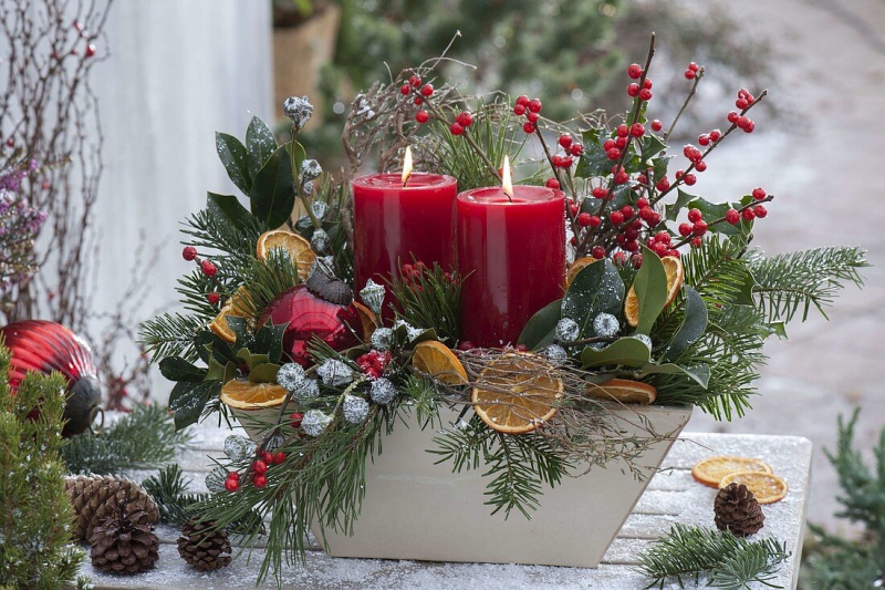 Last Minute Weihnachtsgestecke selber machen rote Kerzen Mistelzweige Tannenzweige