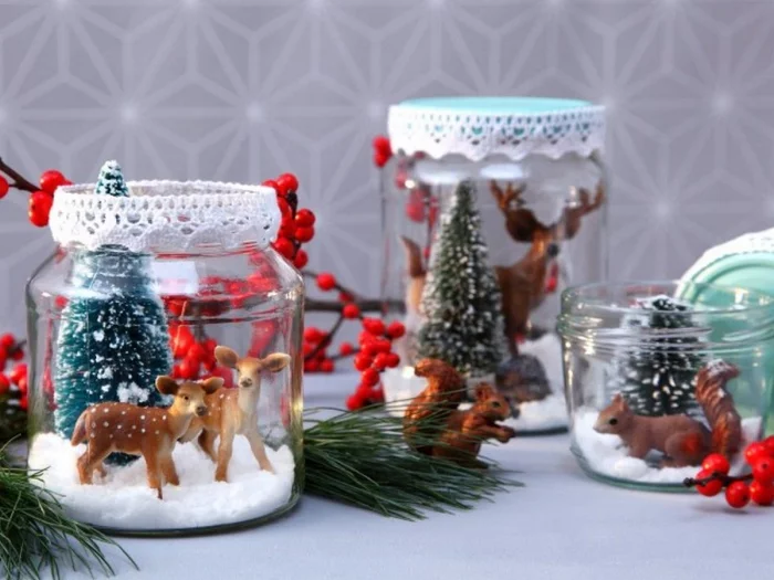 Selbstgemachte Weihnachtsdeko in Gläsern mit kleinen Tieren darin
