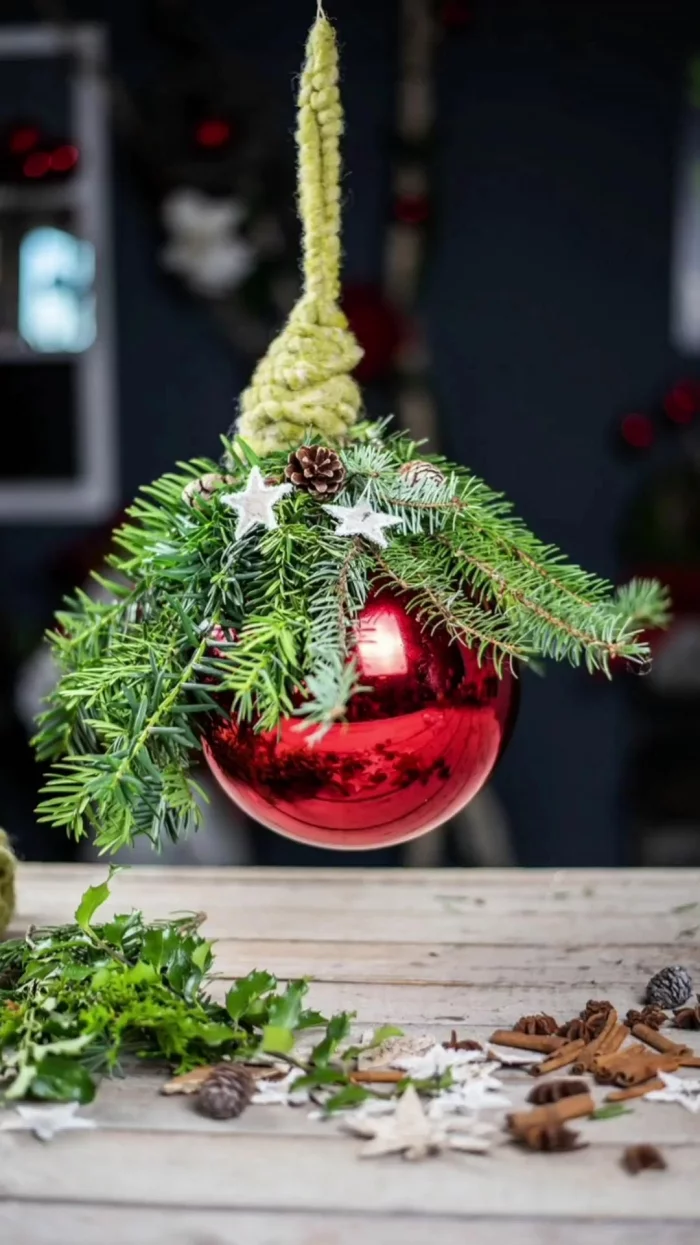 Weihnachtlich dekorieren eine Weihnachtskugel und Tannengrün