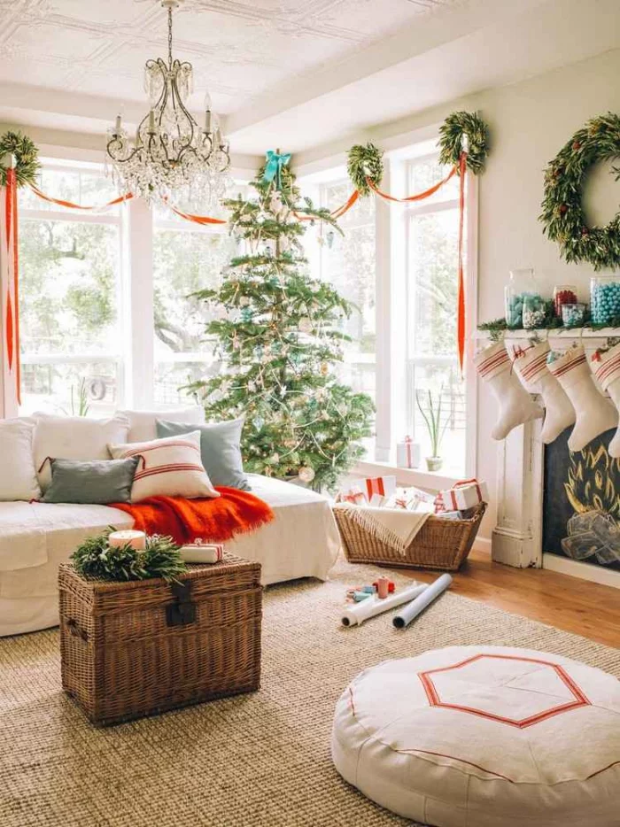 Weihnachtlich dekorieren im Wohnzimmer Tannenbaum in der Ecke Kränze an der Wand