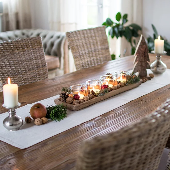 Zu Hause weihnachtlich dekorieren Tischdeko mit Kerzen und Teelichtern