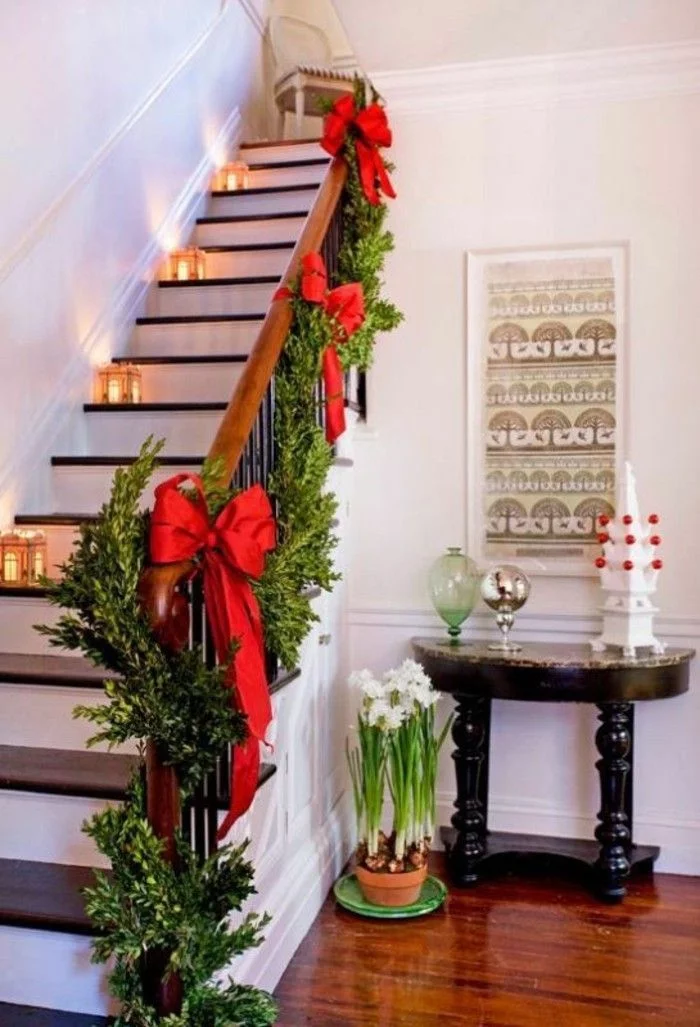 den Flur weihnachtlich dekorieren traditionell in Grün und Rot