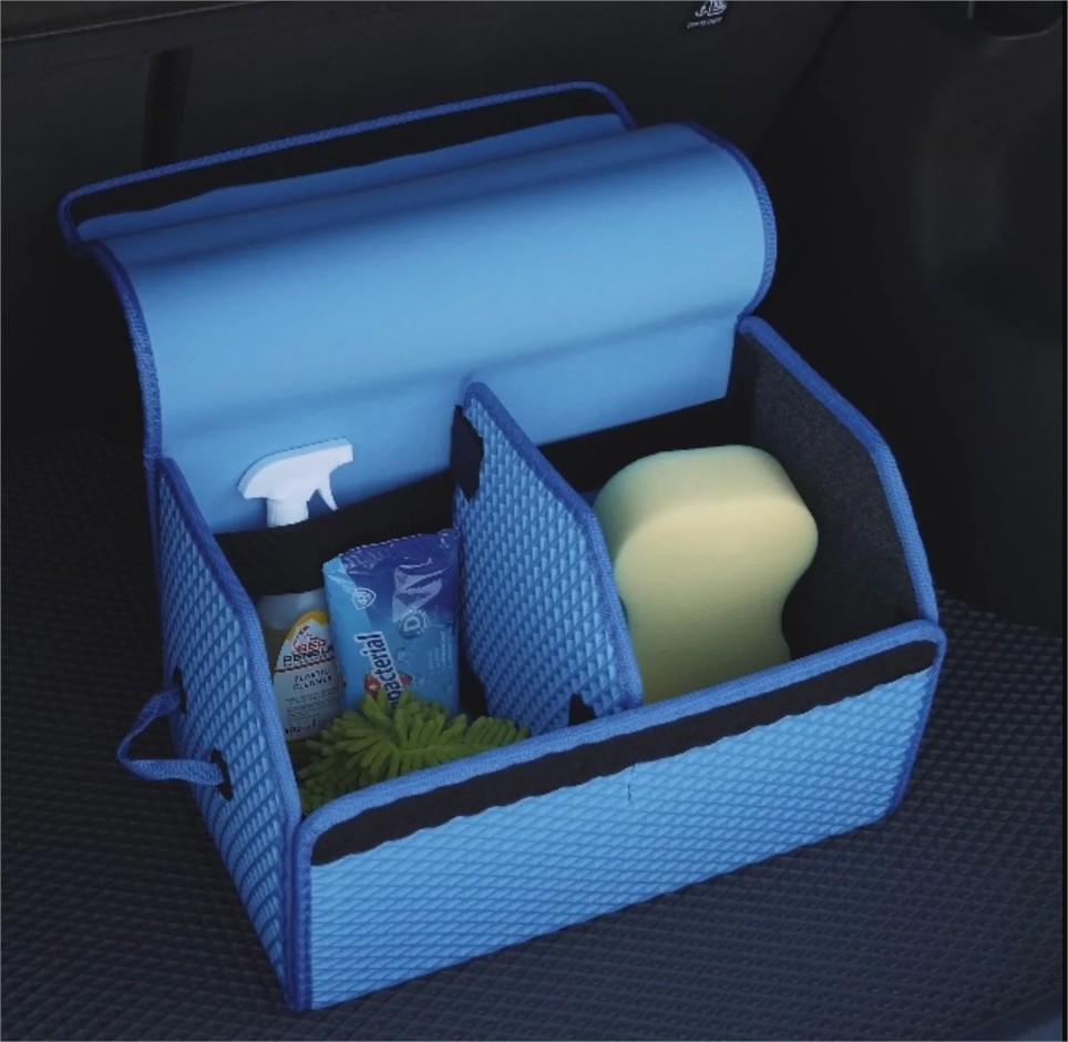 Kofferraum-Organizer mit Autozubehör gefüllt