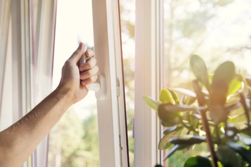 Regelmäßiges Lüften vermeidet Kondensat am Fenster