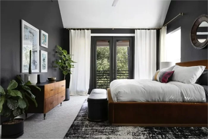 Schlafzimmer in Weiß und Schwarz gestaltet