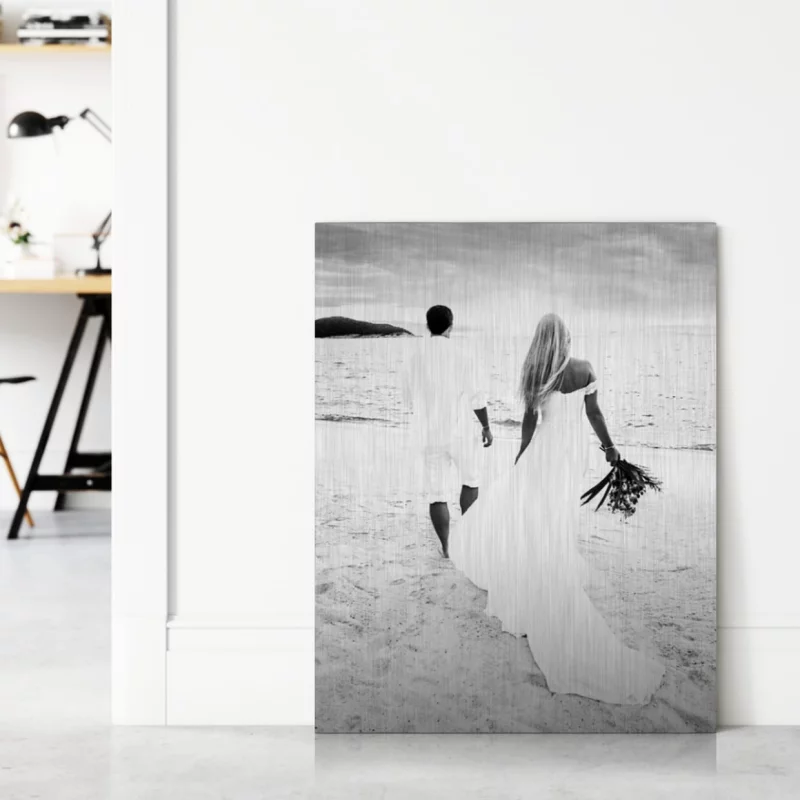 Ein Brautpaar geht am Strand spazieren – wunderschönes Foto auf Leinwand