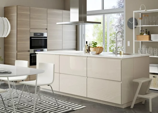 Elegant designte Küche in Weiß und Beige Kücheninsel eingebaute Geräte