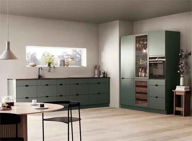 Küchen Inspiration weiße Wände heller Boden kadmiumgrüne Fronten