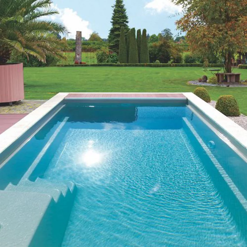 Moderner Pool im Garten mit Stufen perfekte Rasenfläche daneben