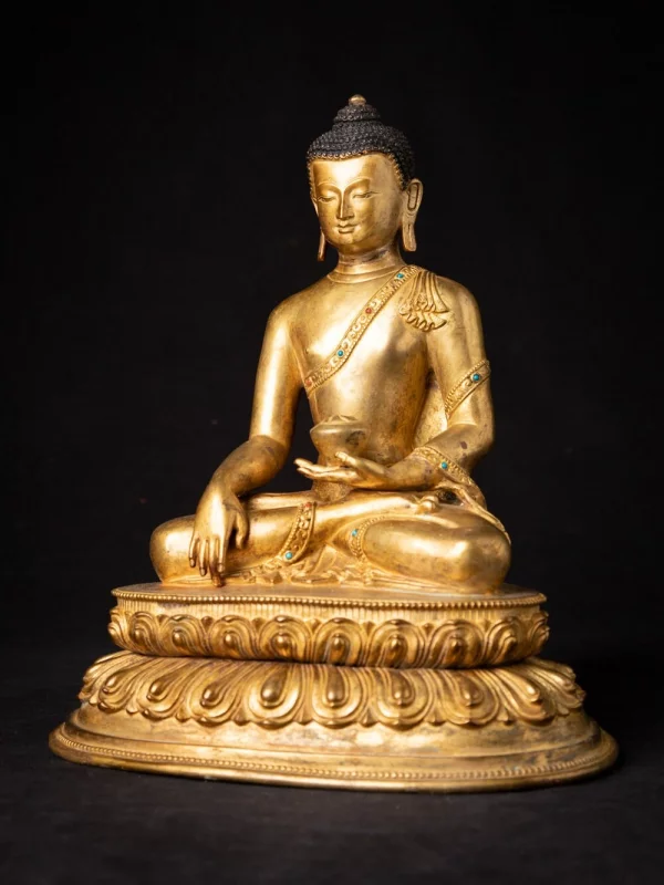Original Buddhafiguren sitzender Buddha hält ein Gefäß in der linken Hand