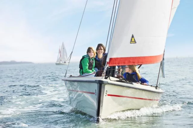 Urlaub in den Niederlanden Familie mit Kindern im Segelboot die Küste erkundigen