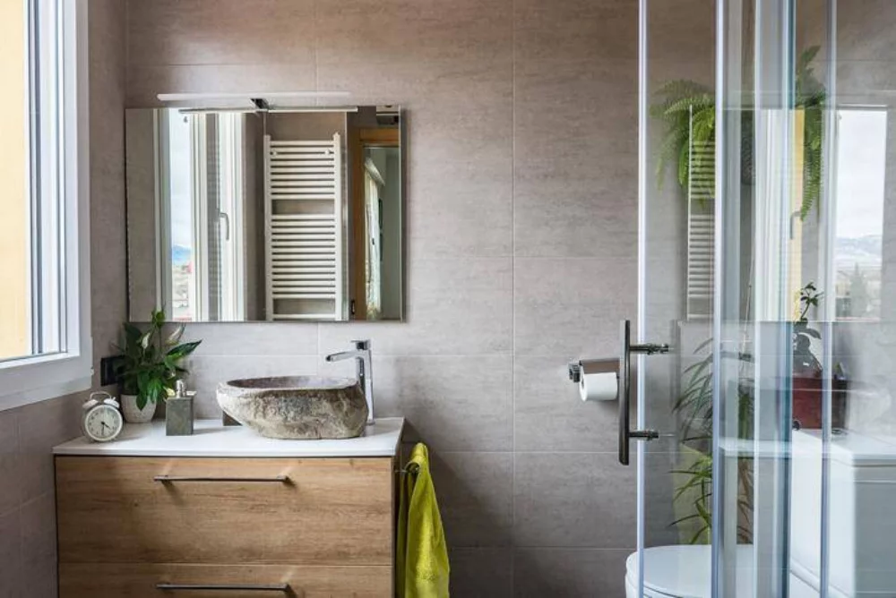 Waschbecken aus Naturstein im modernen Badezimmer