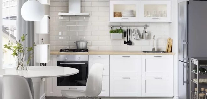 weiße Metro Fliesen in der renovierten Küche ganz in Weiß
