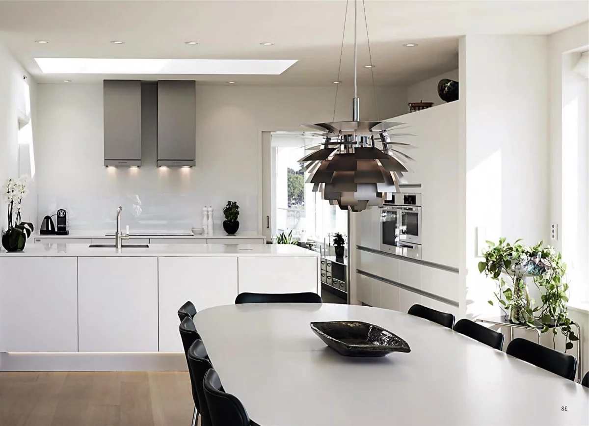 Moderne Küche in Weiß und Schwarz gestaltet 