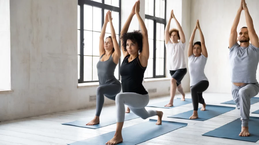 Was ist Yoga eine Gruppe Yogis beim Praktizieren im Yogastudio