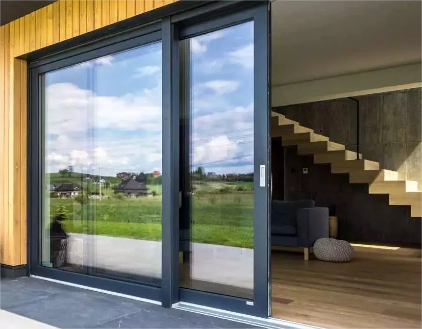 Aluminiumtüren moderne Architektur das Hausinnere ist minimalistisch gestaltet