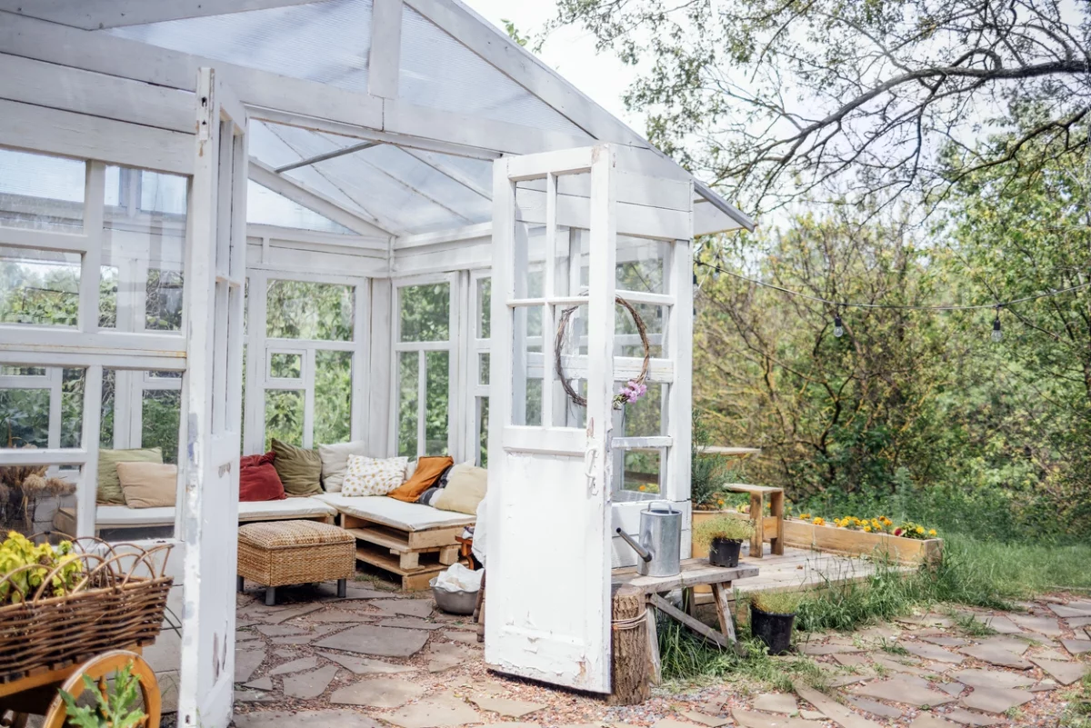 Rustikale Gartendekoration altes Gartenhaus als Relax Zone
