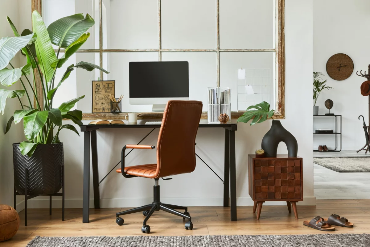 Arbeitszimmer einrichten – eine angenehme Raumatmosphäre mit genügend Licht und grünen Pflanzen.