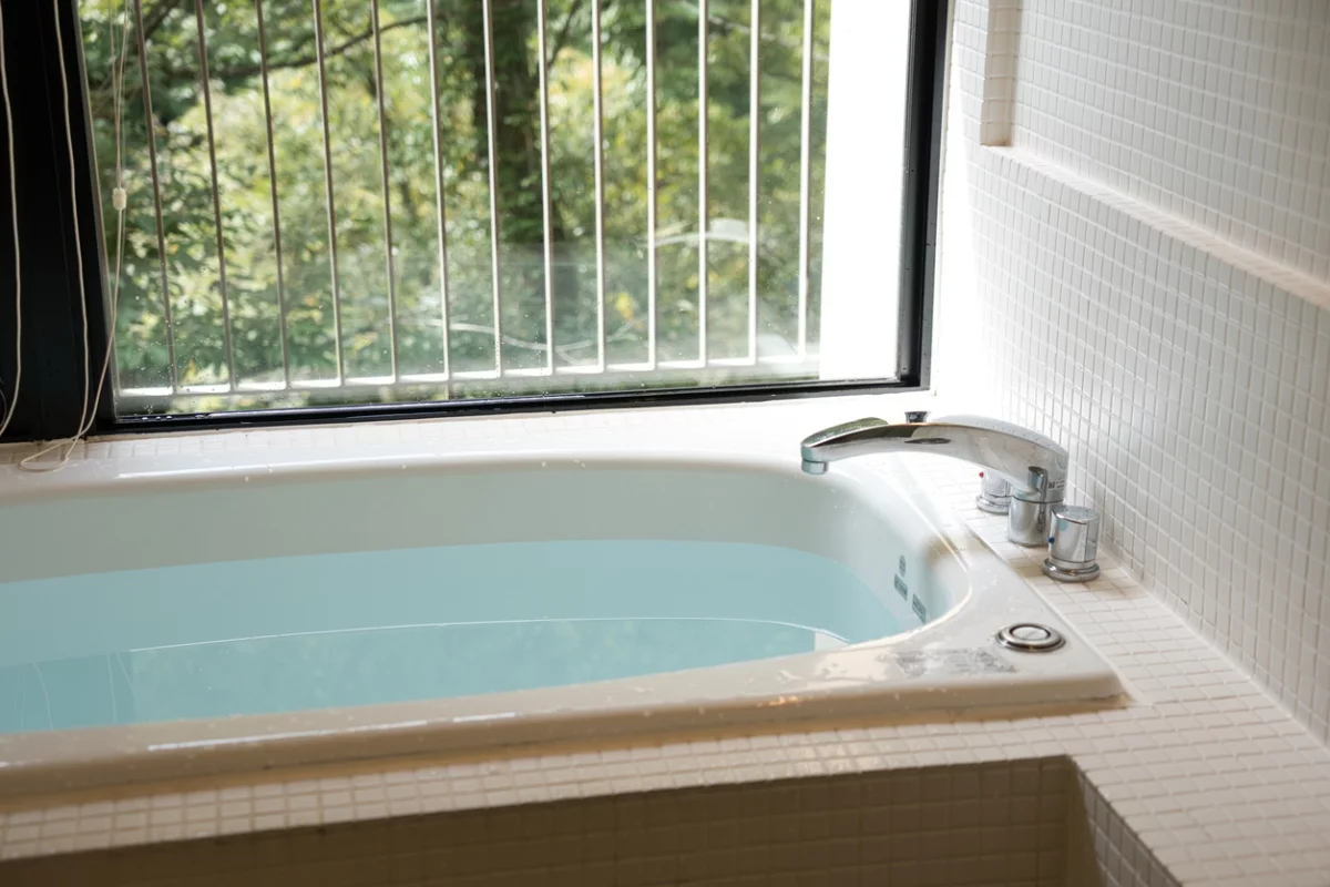 Badewanne Ideen fürs moderne Bad: elegantes baddesign in Weiß