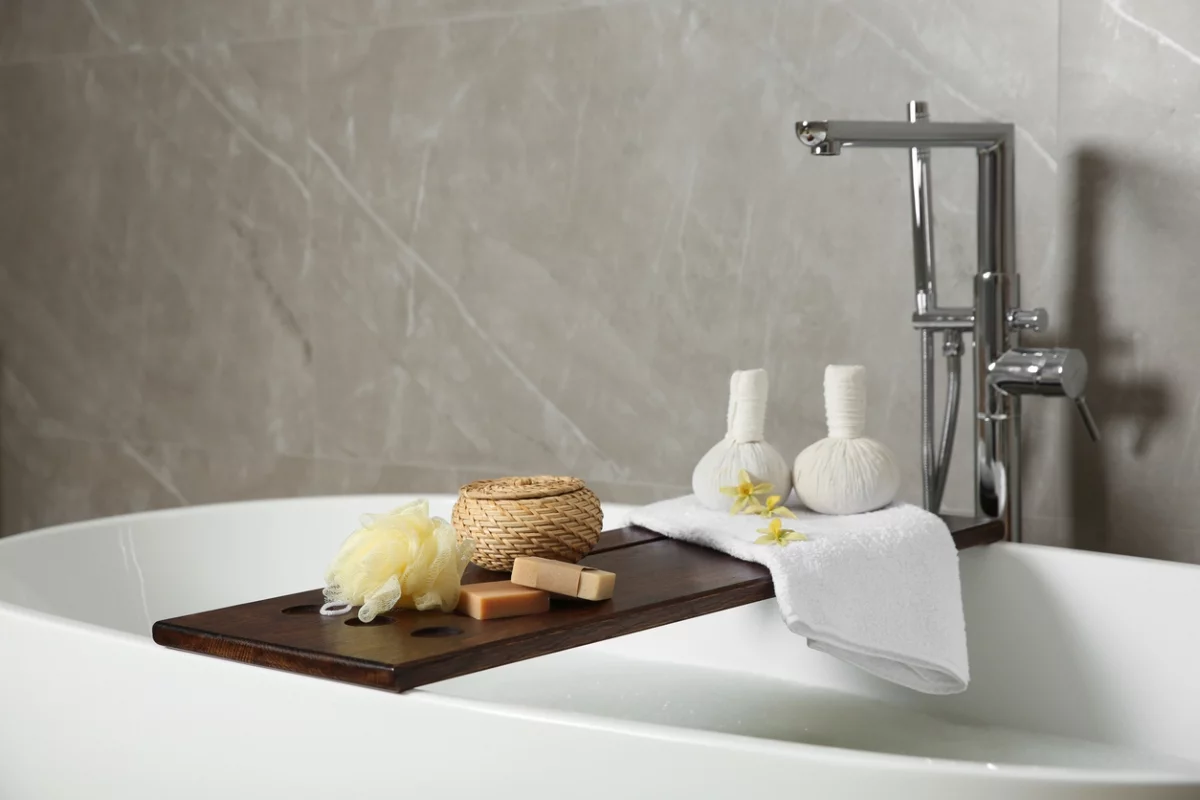 Badewanne Ideen fürs moderne Bad: weiße Wanne mit Ablage für die Badkosmetika