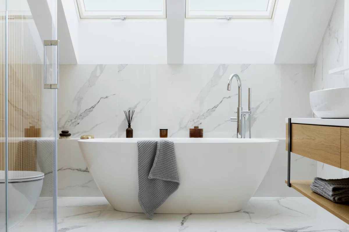 Badewanne Ideen fürs moderne Bad mit weiße Marmorfliesen
