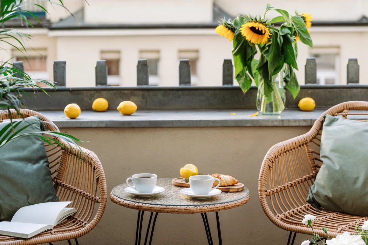 Kleiner Kaffeetisch mit zwei Stühlen auf einem Balkon