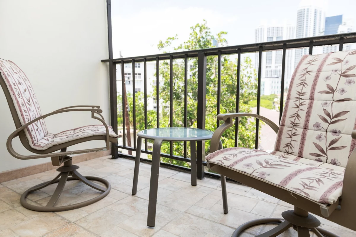 Kleinen Balkon minimalistisch gestalten mit zwei Stühlen