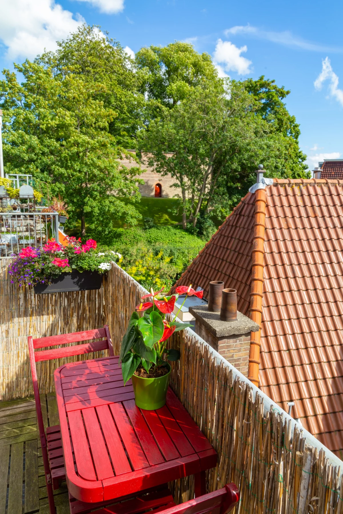 Kleinen Balkon mit einfachen Möbeln einrichten und stilvoll gestalten