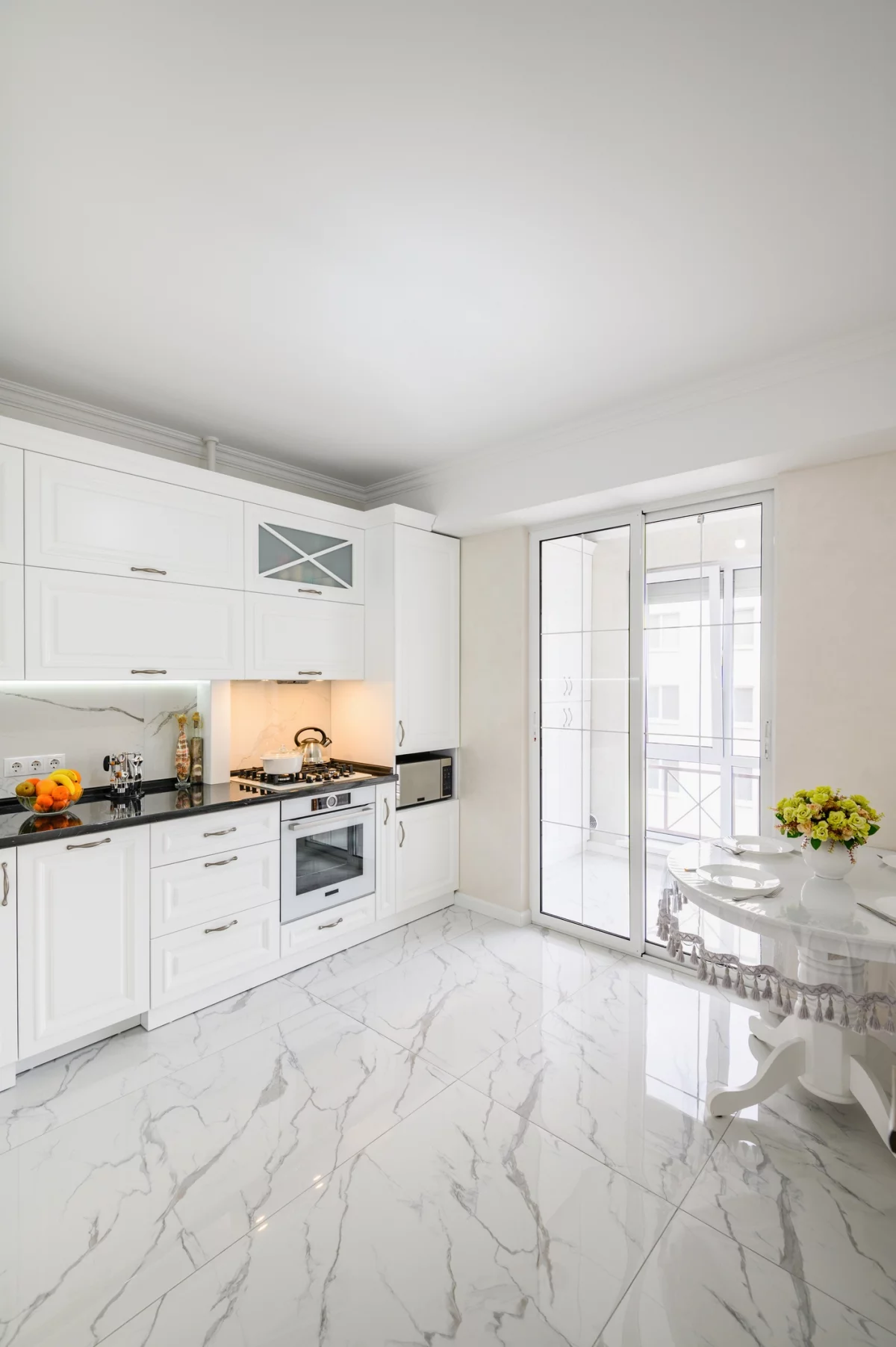 Offene Küche in Weiß mit XXL-Marmorplatten in hellem Grau