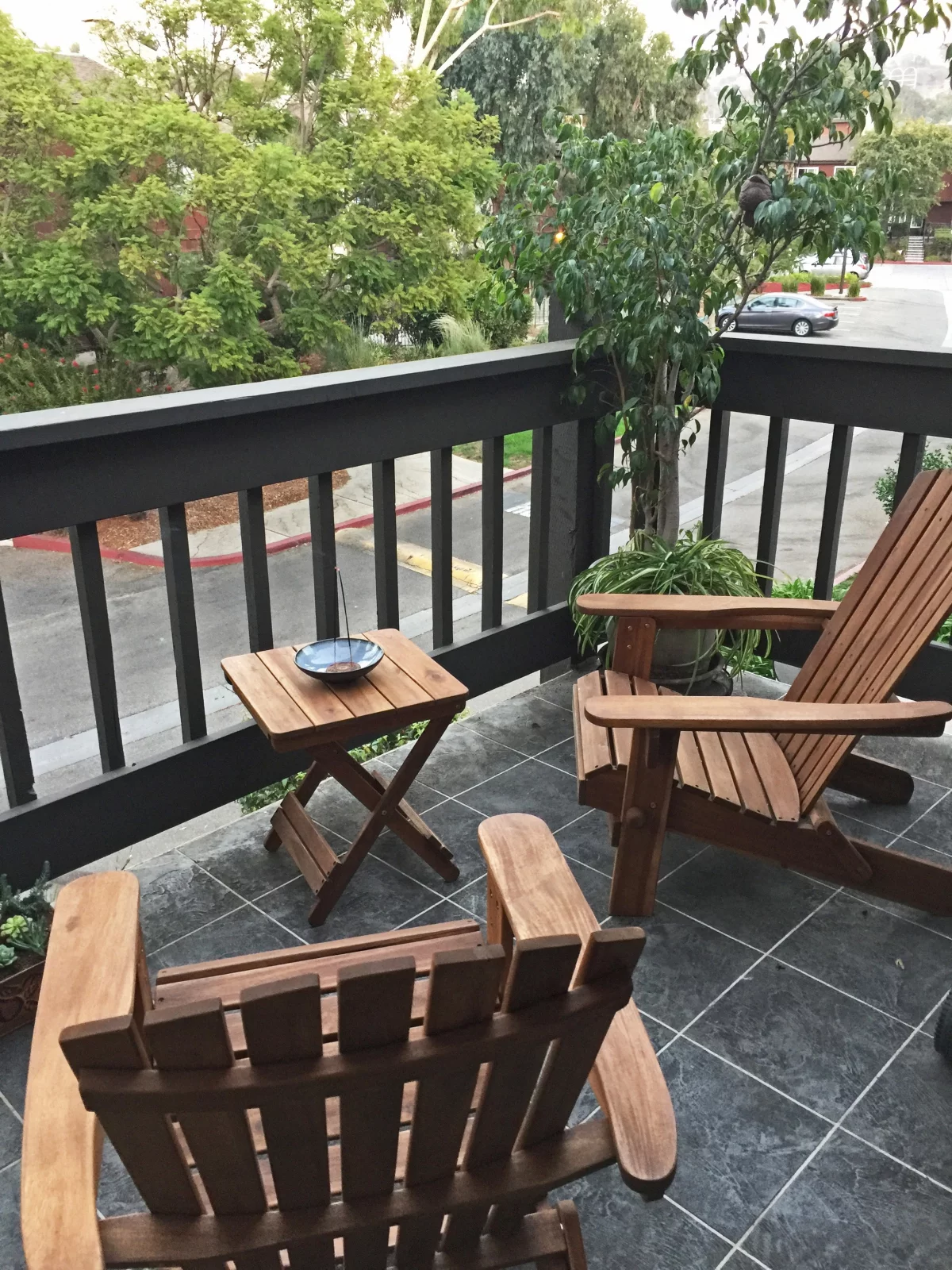 Moderner Klapptisch und Stühle aus Holz auf dem kleinen Balkon