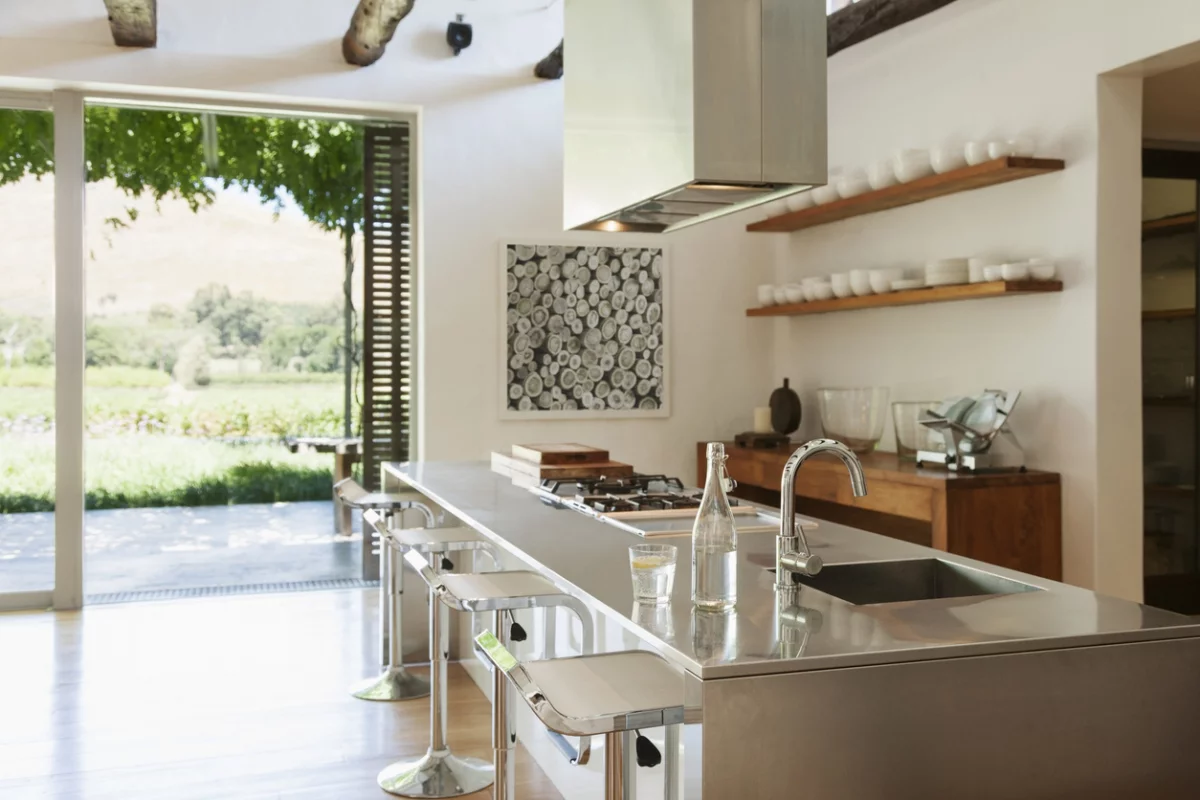 Offene Küche modern gestaltet mit Kücheninsel und offenen Küchenregalen 