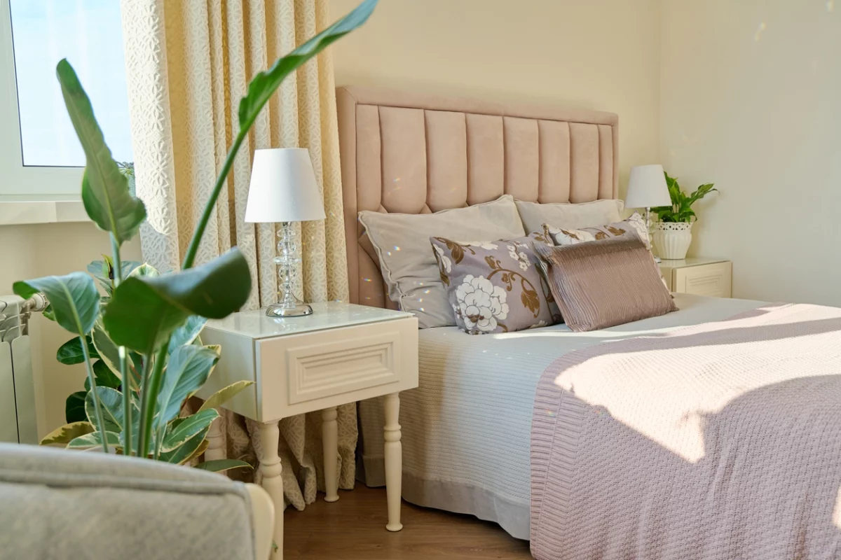 Schlafzimmer einrichten - grüne Zimmerpflanzen erfrischen den Raum und die Luft