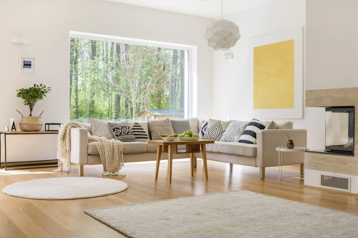 Smarte Wohnzimmer Ideen - schicke Einrichtung helle Möbel und Teppiche