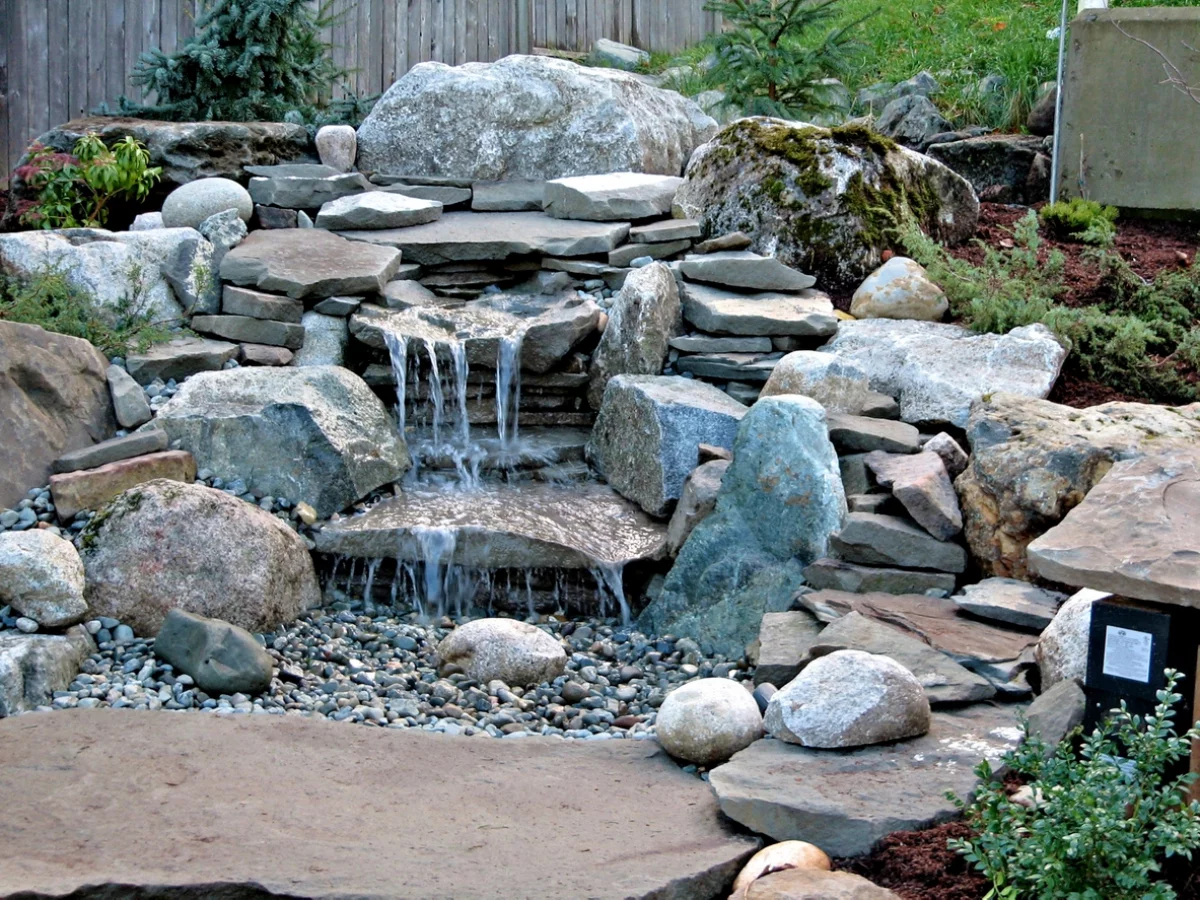 Ästhetischer und praktischer Nutzen vom Wasserspiel im Garten