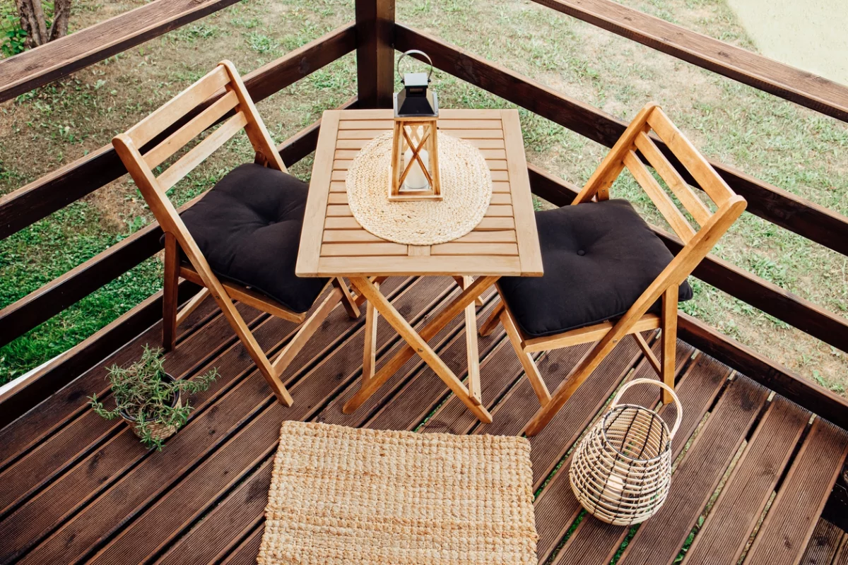 Ideen für den Balkon: Ein Klapptisch und zwei Klappstühle aus Holz