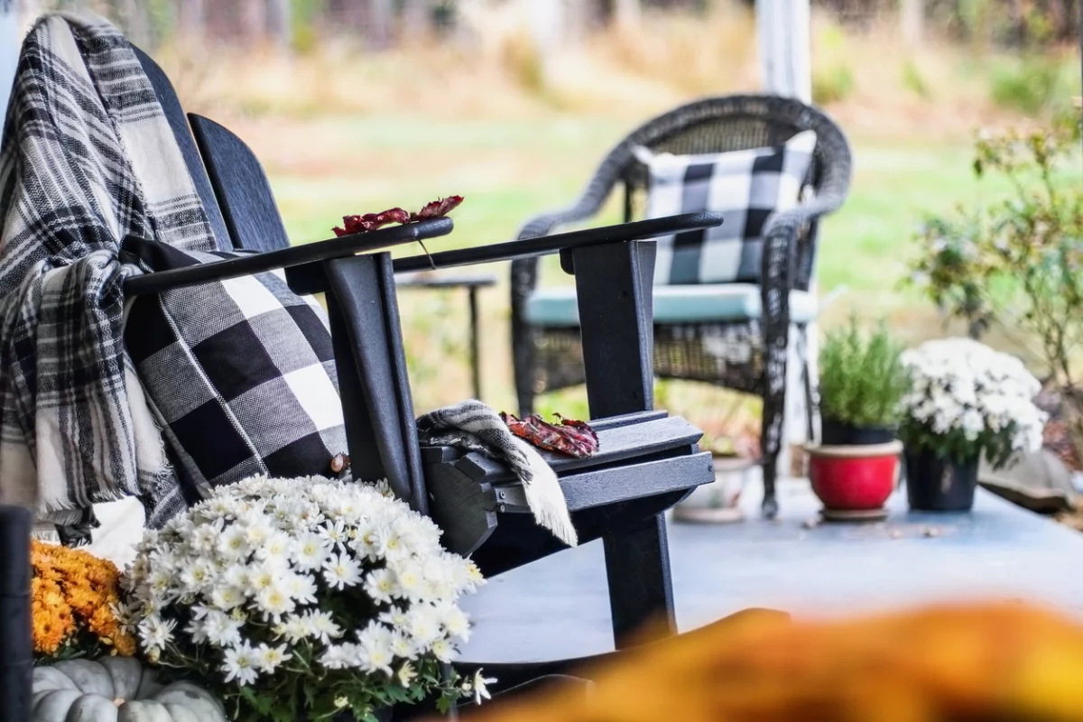 Garten Deko - Sitzdecke Sessel mit weichen Decken dekoriert Gemütlichkeit schaffen