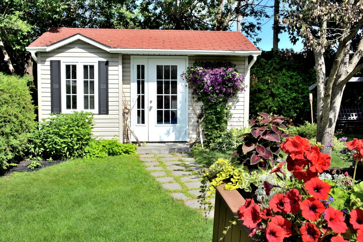 Gartenhaus und Schuppen Ideen – weißes Gartenhaus von Blumen umgeben