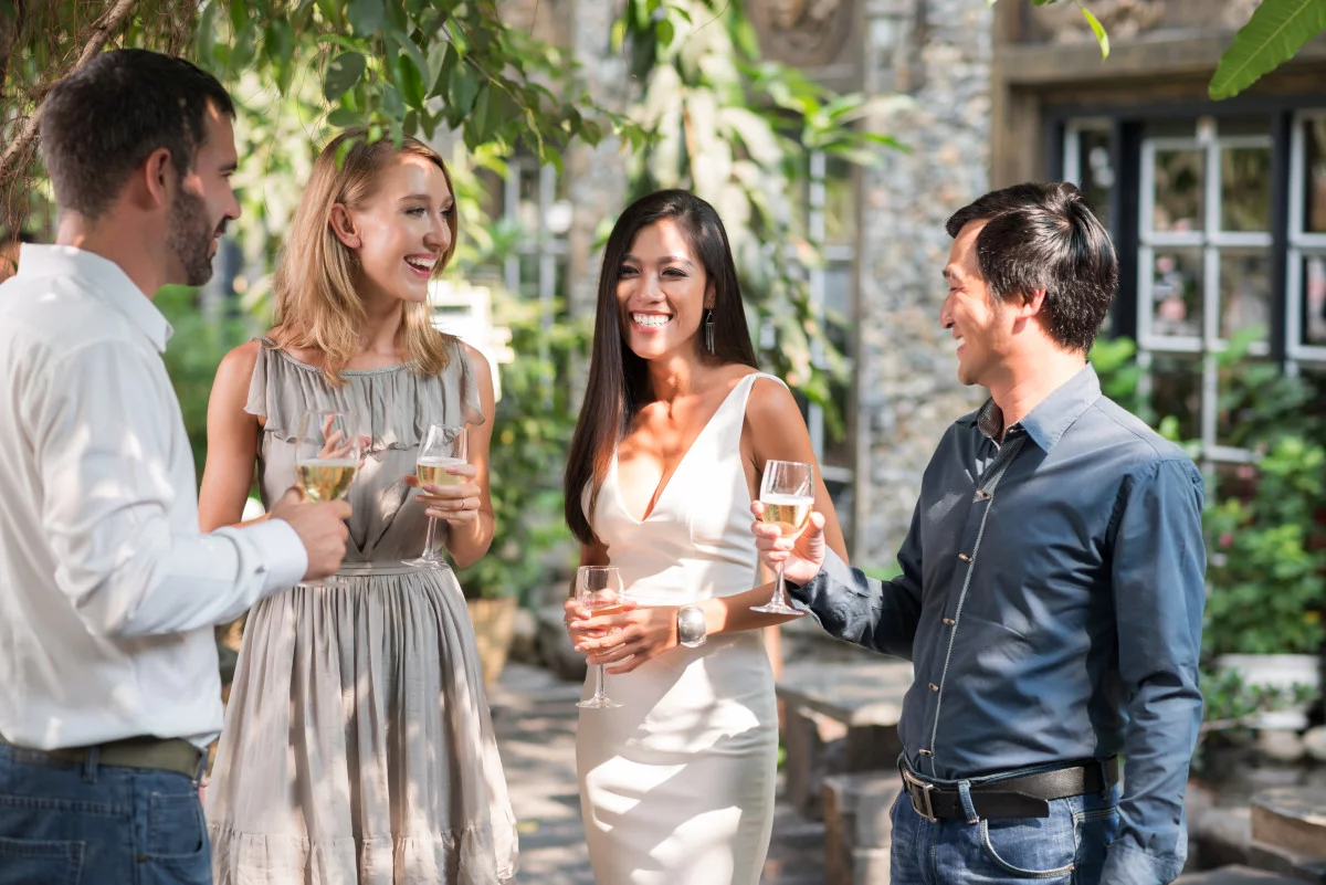 Hochzeit Stilberatung vier Hochzeitsgäste im Gespräch