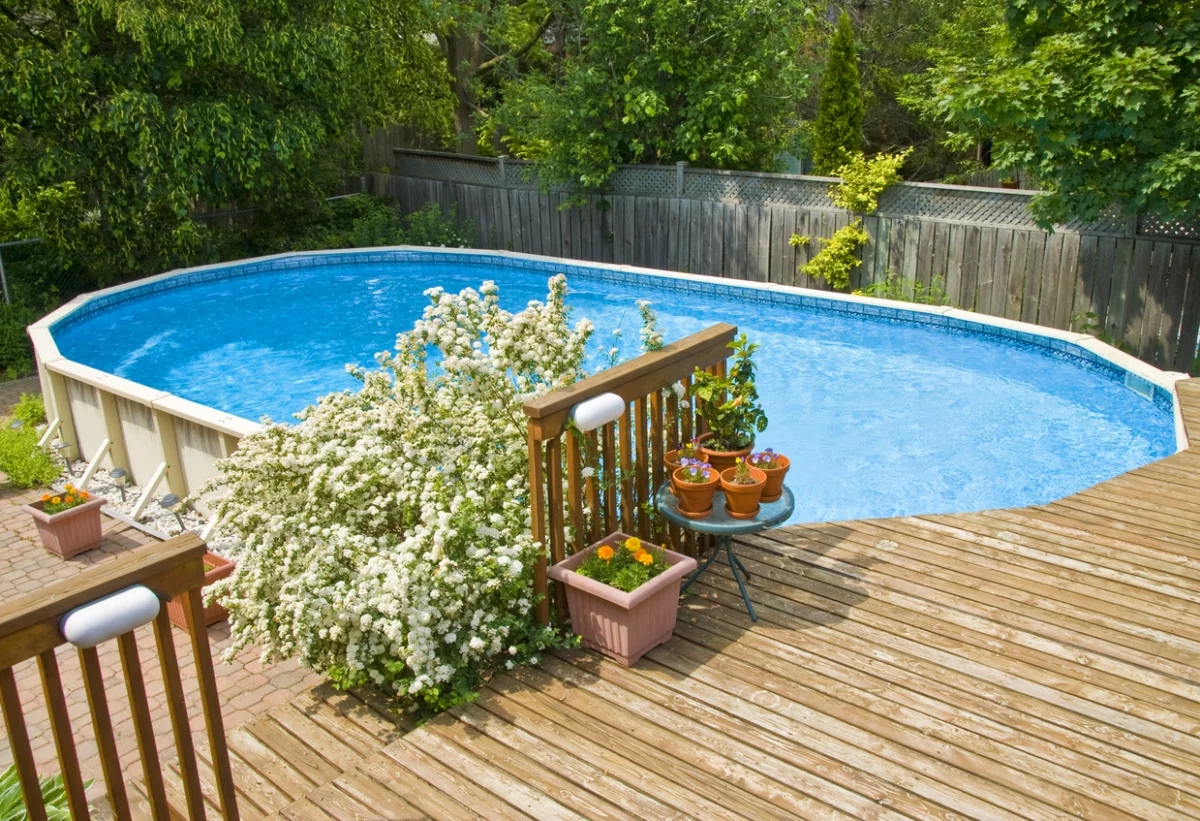 Ideen für Pools im Garten: Aufstell-Variante mit Holzterrasse daneben