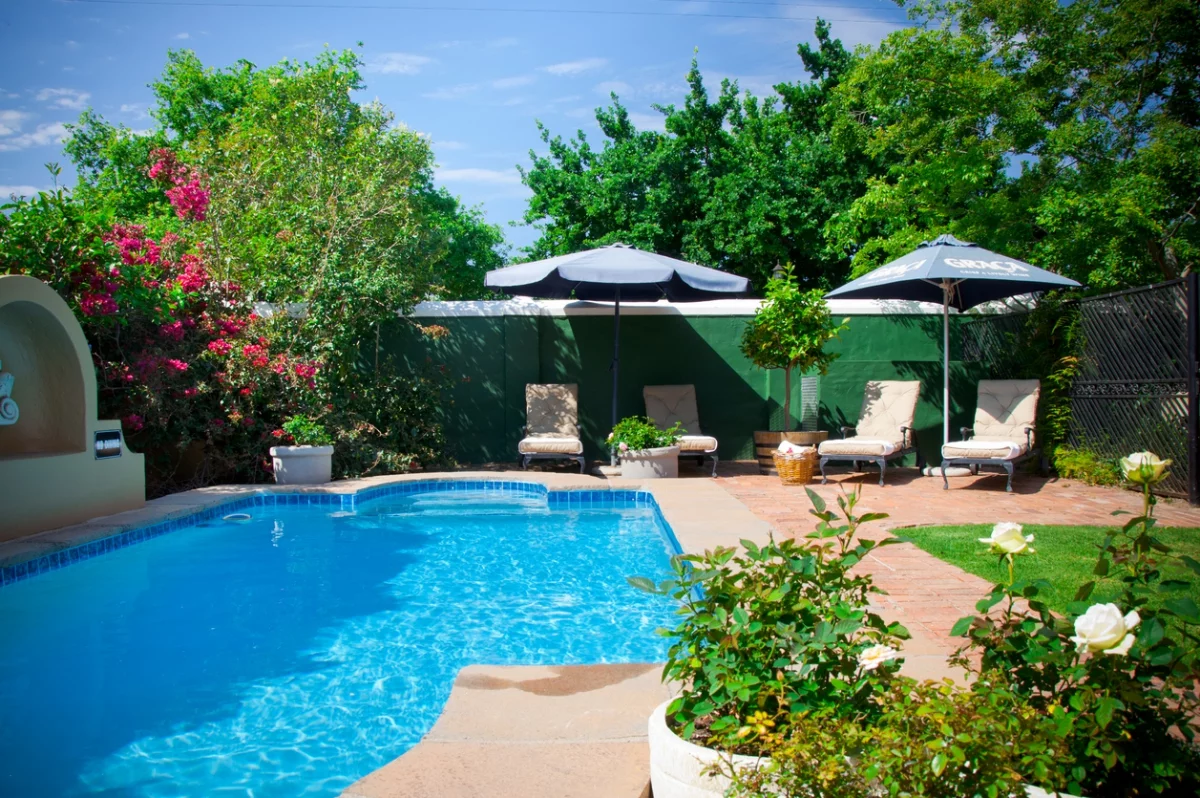 Ideen für Pools im Garten - Schwimmbecken in ausgefallener Form